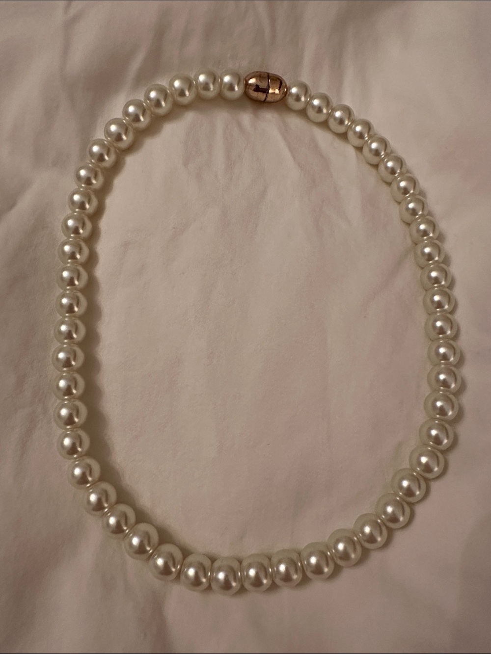 Elegant Faux Pearl Necklace with Gold Clasp (magnetic)